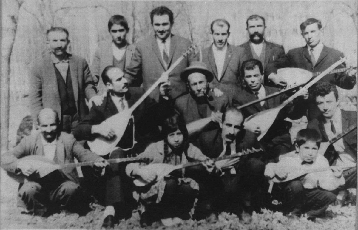 Kul Ahmet (sol altta ikinci) ve Âşık Veysel (ortada), Ali Ekber Çiçek tarafından sayısız eseri TRT repertuvarına alınan Zileli Âşık Sadık Doğanay (sol altta birinci) ile Zileli bazı yerel esnaf ve âşıklar ile birlikte. Fotoğraftaki küçük kızın, aynı dönemde Doğanay ve Veysel'le birlikte turnelere katılan Şahturna ve yanındakinin de Âşık Kul Hasan olduğu tahmin edilmektedir.