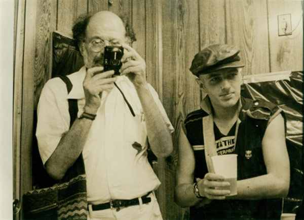 Allen Ginsberg ve Joe Strummer, Bonds International Casino&rsquo;nun sahne arkasında, Times Meydanı, New York, 10 Haziran 1981. Fotoğraf: Hank O&rsquo;Neal 